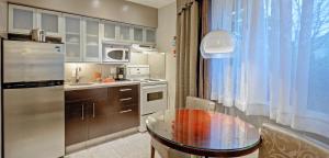 维多利亚海尔姆斯酒店的厨房配有玻璃桌和冰箱