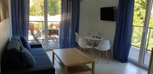 波别罗沃Apartamenty Aqua的客厅配有沙发和桌子