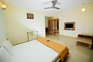 SubrahmanyaShesha KUTEERA的白色卧室配有床和沙发