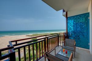 杜科姆杜古姆皇冠假日酒店的享有海滩美景的阳台