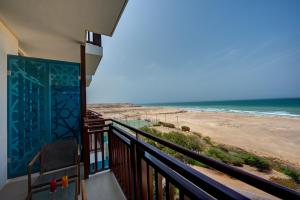 杜科姆杜古姆皇冠假日酒店的享有海滩美景的阳台