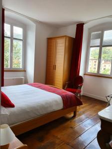 科尔特Casa Guelfucci的一间卧室配有一张床、一把椅子和窗户。