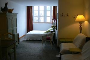 第戎Studio Lumineux, Coeur De Ville的一间卧室设有一张床和一个窗口