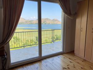 波德戈里察Skadar lake house Bobija的客房设有海景大窗户。