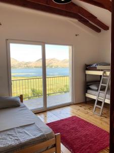 波德戈里察Skadar lake house Bobija的一间卧室配有一张床,享有海景