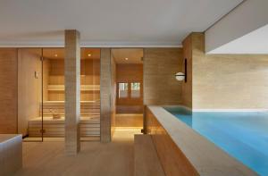 塔尔维尔Alex Lake Zürich - Lifestyle hotel and suites的一座带游泳池和一间卧室的房子