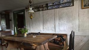 阿森斯Thurup Hus的木桌和沙发