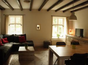 法尔肯堡沙隆城堡度假屋的客厅配有沙发和桌子
