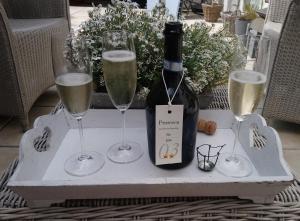 奥德纳尔德Petit Bonheur的一张桌子,上面放着一瓶香槟和两杯酒