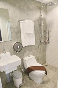 卡塔海滩Kata Bai D - SHA Certificate Hotel的浴室配有白色卫生间和盥洗盆。