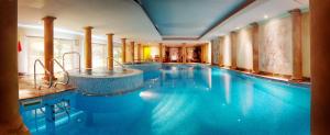 波尔克斯维尔尼尔科特酒店的一座位于中间的大型游泳池,游泳池设有浴缸