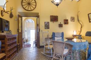ZufreCasa centenaria con encanto的客厅配有桌椅和时钟