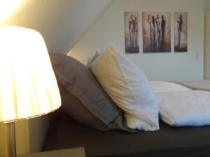 费马恩Kleine Mathilde的一间卧室配有带枕头的床