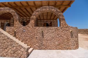 兰佩杜萨Casa Zita Lampedusa的建筑上带拱门的大型石墙