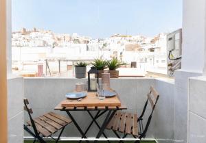阿尔么丽亚Boutike Wellness Centro Almería的美景阳台配有桌椅