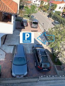 波雷奇Villa Aleksandar Porec的两辆汽车在停车场彼此相邻