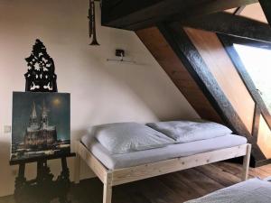 LeppersdorfFewo TURMZIMMER im Rittergut Leppersdorf bei Dresden的木天花板的客房内的一张床位