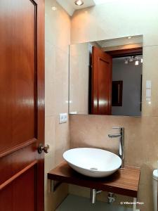 EsteponaVillacana Playa Elena的浴室设有白色水槽和镜子