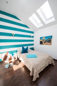 StrehlowVilla Lea Lee的一间卧室配有两张蓝色和白色条纹的床