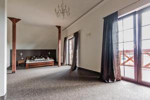 埃尔布隆格Victoria的大型客房设有床和大窗户。