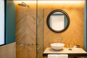 库卡里卡里顿全景酒店的一间带水槽和镜子的浴室