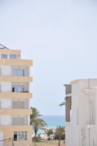 马赫迪耶Apartment zone touristique 80 m beach free wifi的享有建筑和大海的景色