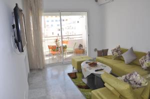 马赫迪耶Apartment zone touristique 80 m beach free wifi的客厅配有沙发和桌子