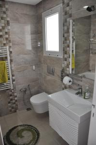 马赫迪耶Apartment zone touristique 80 m beach free wifi的一间带水槽和卫生间的浴室以及窗户。