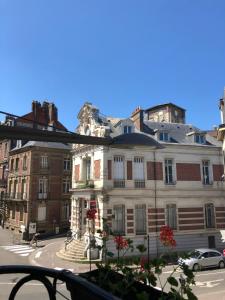 迪耶普Studio *** Centre DIEPPE , 2 personnes proche chateau et plage的一条城市街道上的白色大建筑