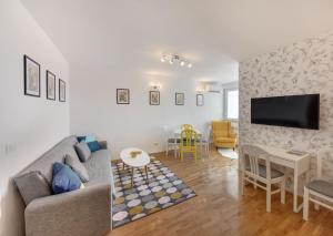 奥西耶克Apartman Osijek的客厅配有沙发和桌子