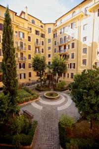 罗马马斯尼公寓的建筑前带喷泉的庭院