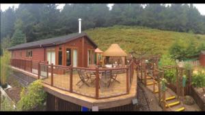 格伦德文Ramintoul Lodge的山前带游乐场的小房子