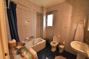 哈尔基斯Sea View Apartment的带浴缸、卫生间和盥洗盆的浴室