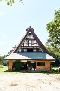 南砺Guesthouse Kazura的一个大房子,有 ⁇ 帽屋顶