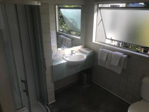 基督城桑迪菲特旅馆的一间带水槽和窗户的浴室