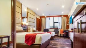 宿务宿雾柏宁国际大酒店的酒店客房配有两张床和一张书桌
