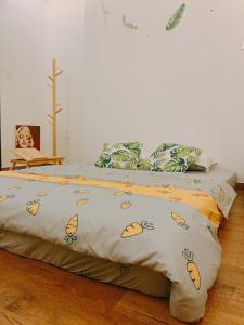 胡志明市Cozy Private Home @ HCM D.5的一间卧室配有两张床,床上有毯子