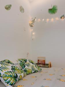 胡志明市Cozy Private Home @ HCM D.5的一间卧室配有带色彩缤纷枕头的床。