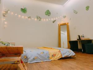 胡志明市Cozy Private Home @ HCM D.5的一间卧室配有床、镜子和灯