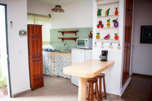 锡瓦塔塔内霍Bungalows Teka的厨房配有木桌和柜台。