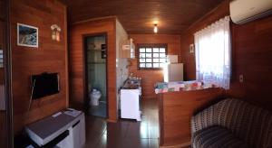 卡内拉阿拉卡里亚塞拉度假屋的小型客房中设有木墙的小厨房
