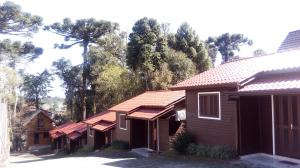 卡内拉阿拉卡里亚塞拉度假屋的一排有红色屋顶和树木的房屋