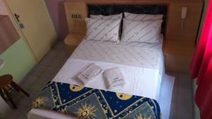 圣保罗拉多雷斯特酒店的一张带白色床单和枕头的床
