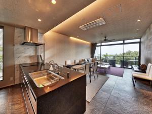 名户Condominium NOOSA的一个带水槽的厨房和一间客厅