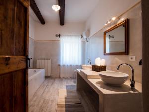 CervidoneLa Guest House della Tenuta di Tavignano的浴室设有2个水槽、浴缸和镜子