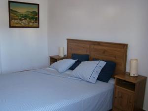 厄尔·波索·德·洛斯·弗莱尔Nuestra casita en CABO DE GATA的一间卧室配有一张带蓝色床单和两张蜡烛的床。