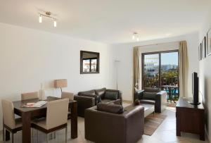 圣玛丽亚Sol Dunas - All Inclusive的客厅配有沙发和桌子