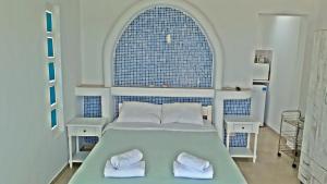 胡拉吉亚Antoninis Village的一间卧室配有一张床,上面有两条毛巾