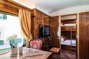 坎波迪特伦斯Luxury Lodge - Orient Express Lener的一间带书桌的房间和一间带双层床的卧室
