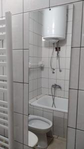 马夫罗沃Pandora的一间带卫生间和浴缸的浴室